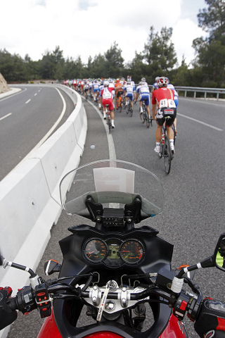 Illustration for article titled Pro Cycling Is The Only Place Where Cars And Bikes Get Along (Kinda)